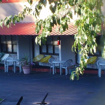 Capricorn Motel Royale 1000 Islands Lansdowne Exterior photo