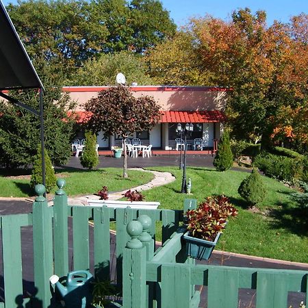 Capricorn Motel Royale 1000 Islands Lansdowne Exterior photo