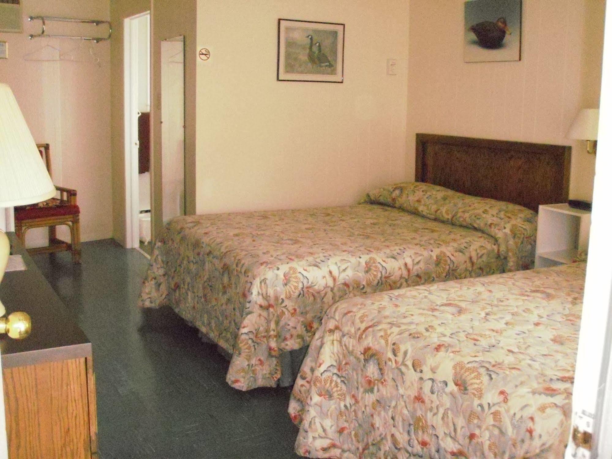 Capricorn Motel Royale 1000 Islands Lansdowne Exterior photo