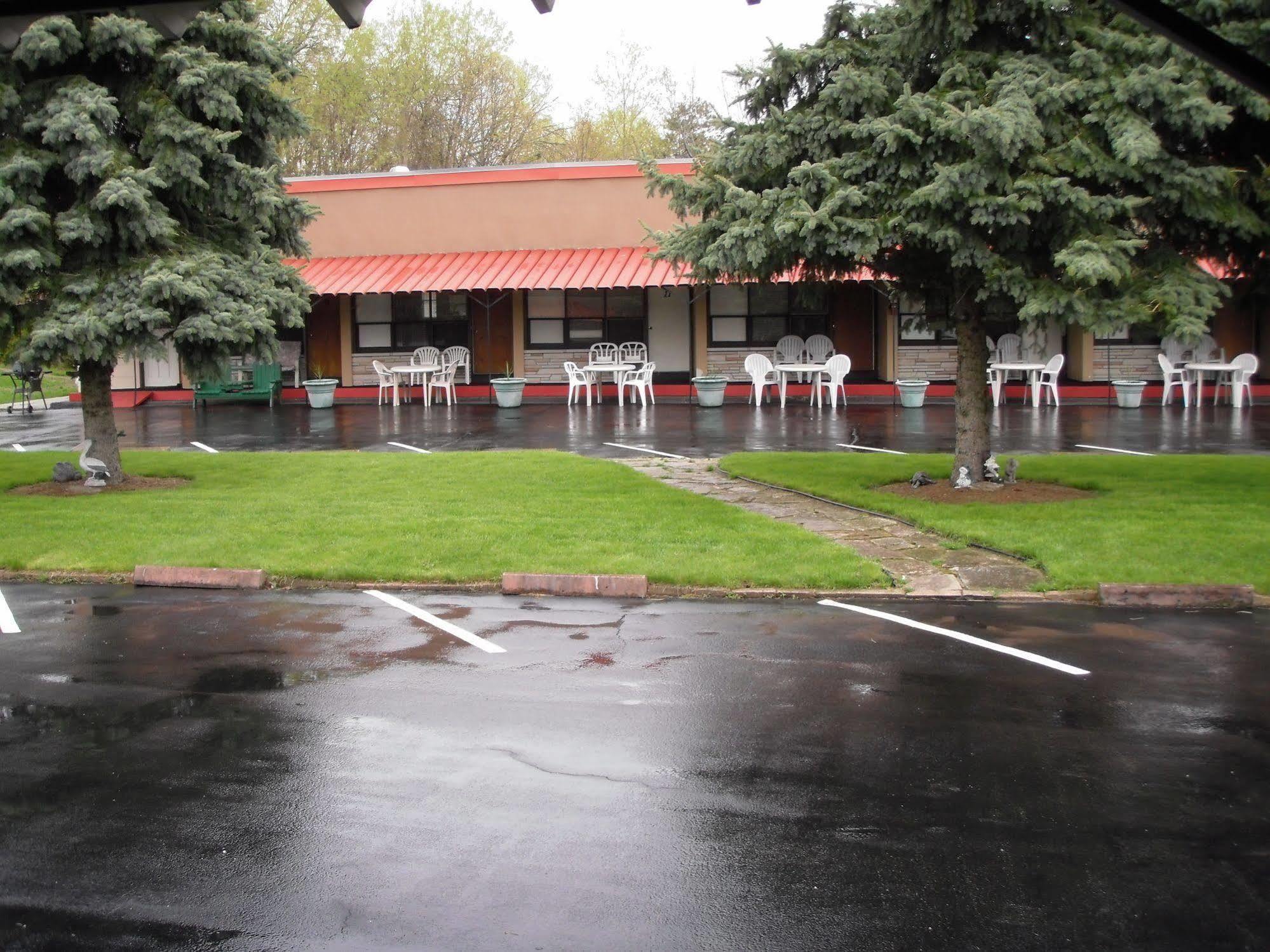 Capricorn Motel Royale 1000 Islands Lansdowne Exterior photo
